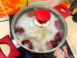 13、养生养颜之护肤护发美人羹(红枣花生桂圆芸豆汤),盖上盖子,转小火,煮60分钟