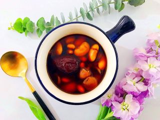 16、养生养颜之护肤护发美人羹(红枣花生桂圆芸豆汤),趁热吃,对身体非常有益哒