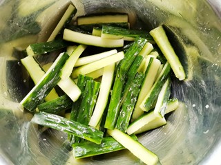 1、低脂零卡的秘制腌黄瓜,准备好所有食材，黄瓜洗净切条去掉黄瓜心，