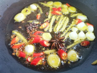 11、低脂零卡的秘制腌黄瓜,锅中热油，爆香蒜片、姜丝、小米椒、花椒、八角，