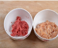 6、醋香怀胎鱼,鸡胸肉切细丁,牛肉剁末,分别用适量盐和各一半的干淀粉,滴几滴清水和几滴黄酒,抓匀。