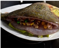 11、醋香怀胎鱼,蒸锅烧开水,然后放入鳜鱼,中小火加盖蒸10分钟(中小火不会破皮),再焖1分钟。