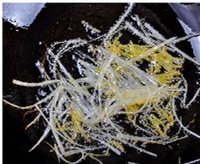 12、醋香怀胎鱼,蒸鱼时,用炒锅烧热,放3汤匙花生油,用小火将葱白丝和姜丝炒香,捞出不要,关火。