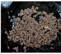 13、醋香怀胎鱼,油凉后放牛肉末,开小火滑散。