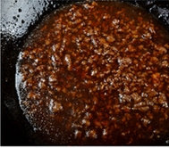 14、醋香怀胎鱼,烹入步骤5里兑好汁,烧开,关火。