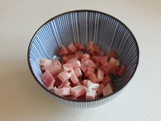 2、超治愈的南瓜焖饭,猪肉切丁备用。