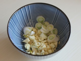 3、超治愈的南瓜焖饭,葱白切小段,蒜切末。