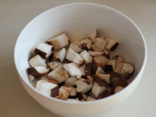 4、超治愈的南瓜焖饭,香菇洗净切丁。