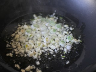 5、超治愈的南瓜焖饭,锅中放油烧热,放入葱蒜爆香。