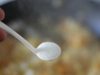 13、超治愈的南瓜焖饭,放入一勺盐拌匀。