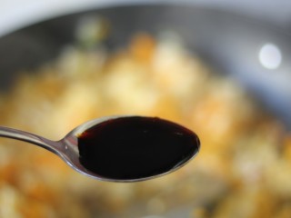 14、超治愈的南瓜焖饭,放入一勺生抽拌匀。