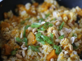 15、超治愈的南瓜焖饭,关火,撒熟花生碎和葱花拌匀。