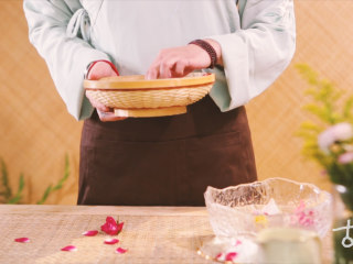 2、【百花糕】花朝节将至，做一份武帝最爱的甜点解馋,入淡盐水浸泡半小时；