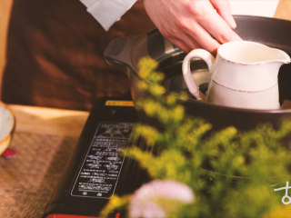 6、【百花糕】花朝节将至，做一份武帝最爱的甜点解馋,牛奶热至微温，加入酵母粉搅匀；