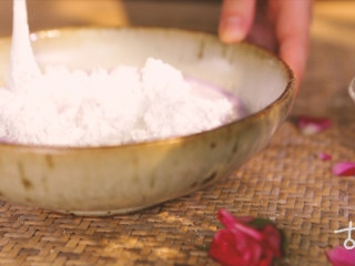 8、【百花糕】花朝节将至，做一份武帝最爱的甜点解馋,搅拌成均匀米糊；