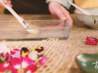 9、【百花糕】花朝节将至，做一份武帝最爱的甜点解馋,取模具刷层薄油；