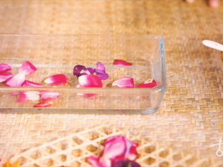 10、【百花糕】花朝节将至，做一份武帝最爱的甜点解馋,铺上花瓣一层；