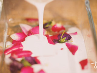 11、【百花糕】花朝节将至，做一份武帝最爱的甜点解馋,倒入一半米糊，再铺上一层花瓣后将所有米糊全部倒入；