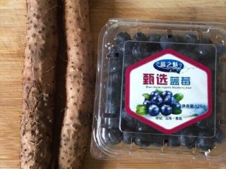 1、蓝莓山药雪峰泥,准备食材如图。