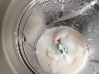 4、蓝莓山药雪峰泥,蒸熟后直接利用辅食机里的蒸馏水，取适量打成淮山泥备用，水量不宜太多，淮山泥需要浓稠些，否则凹造型不成型哦。