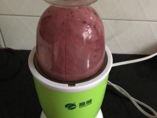 7、蓝莓山药雪峰泥,启动电源打几秒钟即可