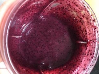 8、蓝莓山药雪峰泥,看看蓝莓泥成品，不加水打的蓝莓泥成品像果冻一样粘稠～