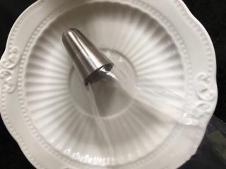 9、蓝莓山药雪峰泥,准备裱花袋和裱花嘴来凹造型。