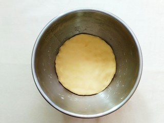 8、紫薯玉米千层糕,揉成上图光滑的面团！