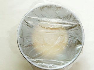 9、紫薯玉米千层糕,盖上保鲜膜或湿布发酵一个小时以上！