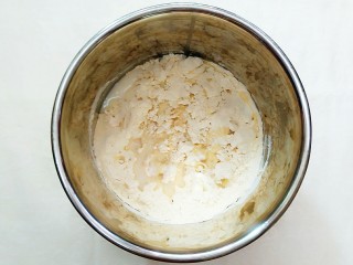 10、紫薯玉米千层糕,再在另一个200g玉米面粉的盆里加入剩下的牛奶白糖液和酵母水一起搅拌！