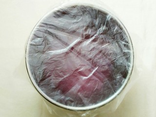 13、紫薯玉米千层糕,也用保鲜膜或湿布盖住发酵一个小时以上！