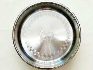 14、紫薯玉米千层糕,在蒸锅里刷一层油防沾！