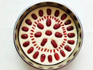 24、紫薯玉米千层糕,再把红枣和枸杞一颗一颗按上去！就大功告成啦！接下来就盖上湿布等它发酵4个小时以上，看到比之前明显变大很多，再上锅蒸20分钟即可！