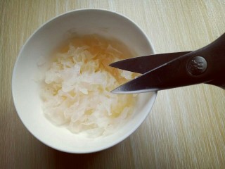 9、雪梨银耳莲子羹,再用食品剪刀剪小块。(也可以不剪，根据个人喜欢)