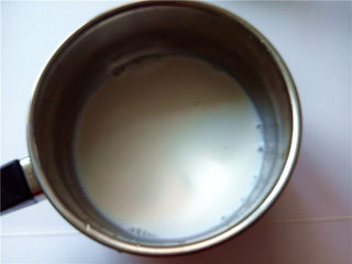 9、秋冬季养胃暖身最佳饮品--姜枣奶茶,将牛奶倒入小奶锅中；