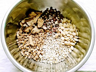 1、八珍糕,八味药材细选，快速清洗两遍，晒干