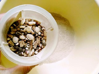 2、八珍糕,将这八味药材研磨成八珍粉
