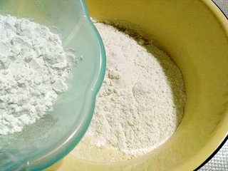 4、八珍糕,过筛后的八珍粉，加上藕粉、糯米粉和大米粉