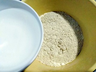 6、八珍糕,温水和面，使成品软糯中带着韧劲