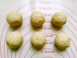 9、八珍糕,揉成长条，分成30克左右的小剂子