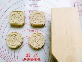 12、八珍糕,轻叩出模