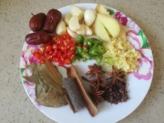 4、红烧小羊肉,辅料准备。