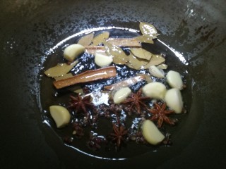 9、红烧小羊肉,起油锅，放入蒜、茴香、八角、花椒、香叶。