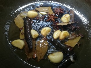 10、红烧小羊肉,煸炒至金黄色。