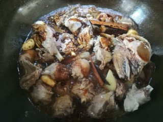 12、红烧小羊肉,倒入料酒，放入盐、糖、生抽、老抽、红枣。