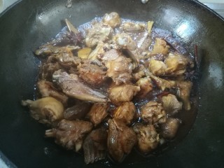 13、红烧小羊肉,翻炒几下。