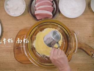 2、小酥肉汤&发糕,发糕步骤：1.面粉一杯半、玉米粉一杯，放入酵母粉、小苏打和糖