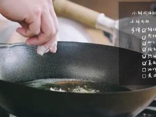 13、小酥肉汤&发糕,6.将肉条放入油锅炸，待肉条变成金黄捞出放入汤锅