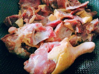 7、滋阴益气止汗，黄芪石斛番鸭煲,加入番鸭翻炒，改小火，煸香