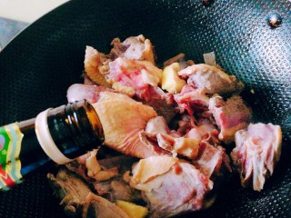 8、滋阴益气止汗，黄芪石斛番鸭煲,加入料酒炒香